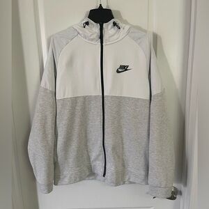 Men’s Nike full zip jacket with hood and zip pockets
